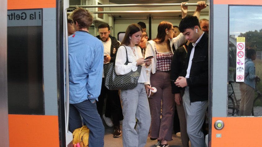Cubelles i Cunit critiquen el servei “deastrós” a l’R2 Sud per l’acumulació d’incidències i la falta de places
