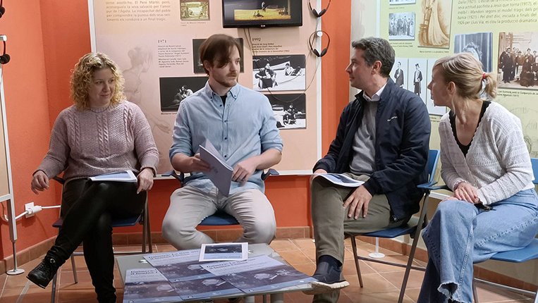 L’espectacle presenta una fusió única d’estils musicals aparentment distants, en els quals conviuen la sardana, l’havanera i l’himne