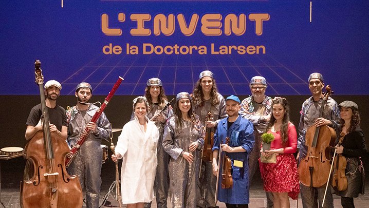 ‘L’invent de la Doctora Larsen’ és un espectacle per a tots els públics, interdisciplinar, on música, teatre i audiovisuals es troben dalt l’escenari.