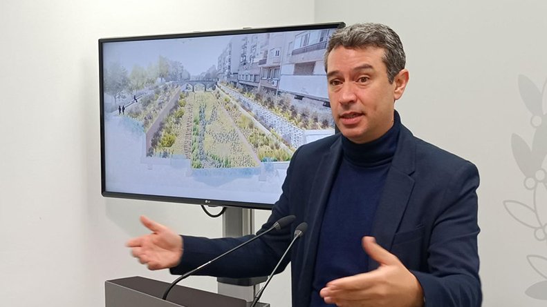 Kenneth Martínez, en roda de premsa, ha presentat les obres de renaturalitzacio de la riera de la Bisbal