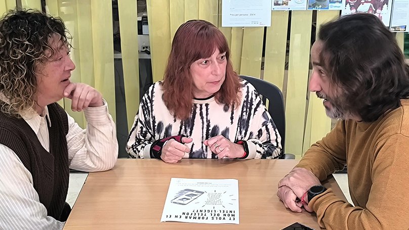 L’objectiu dels cursos és donar recursos a la gent gran per minimitzar l’escletxa digital