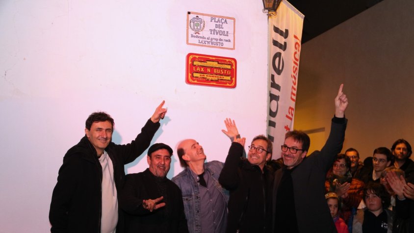 Els Lax'n'busto descobreixen una placa en el seu honor al Vendrell envoltats d'emoció i nostàlgia