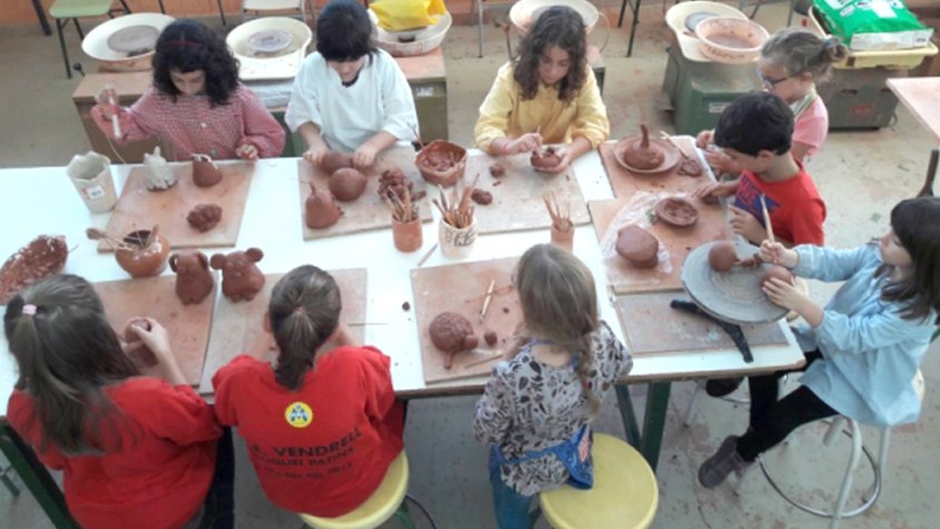 A l’estiu, els infants “fang” ceràmica