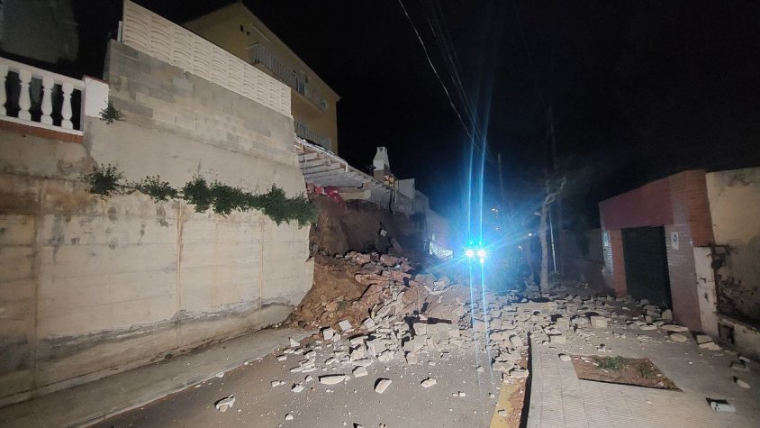Tres habitatges desallotjats per l'esfondrament d'un mur de contenció a Segur de Calafell
