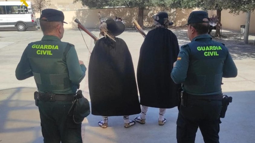 La Guàrdia Civil supervisa el compliment de les normes de seguretat durant l'exhibició de Trabucaires en un acte festiu a Banyeres del Penedès