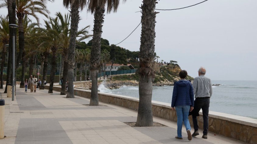 Passeig de la Barquera de Roda de Berà, on aquesta matinada de dissabte ha mort un home apunyalat. Autor: Ariadna Escoda