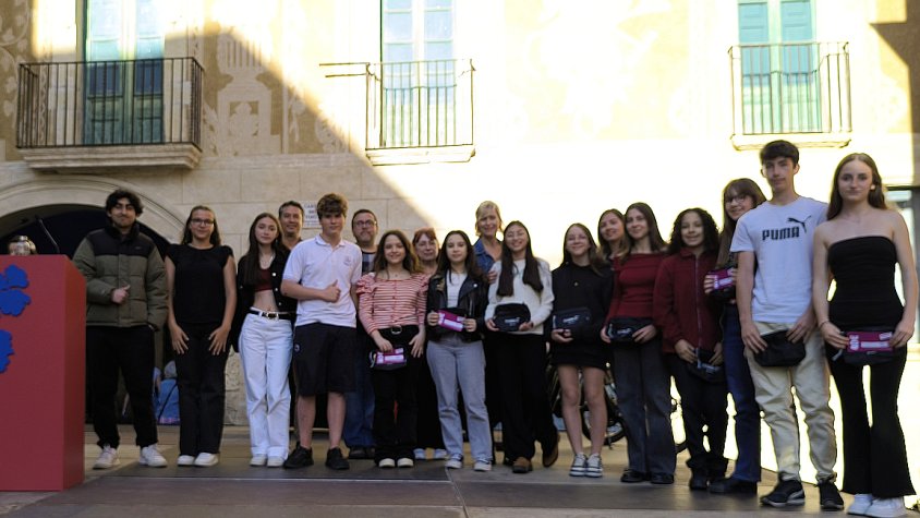 13 alumnes d’ESO i de batxillerat del Vendrell són premiats en el concurs de microrelats Tu ets essencial 2025