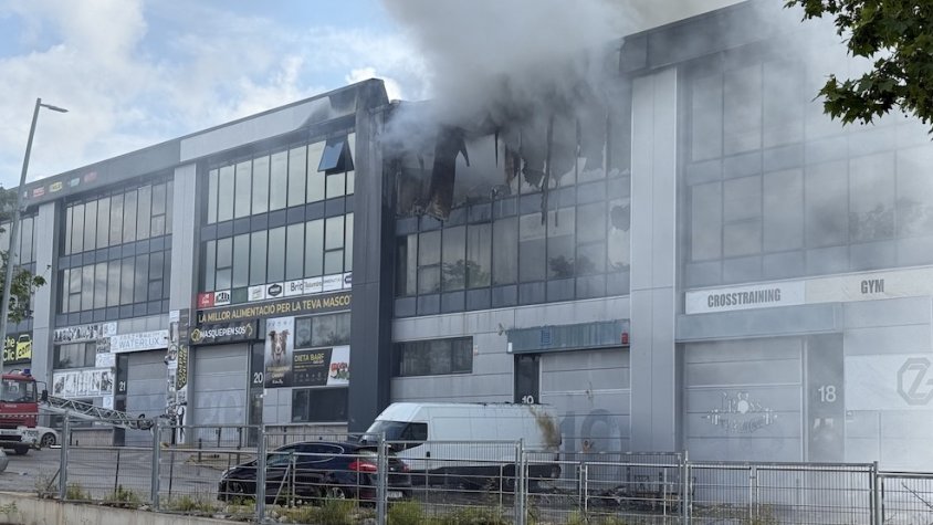 Els Bombers calculen que trigaran "uns dies" a donar per extingit l'incendi d'indústria de Vilanova i la Geltrú