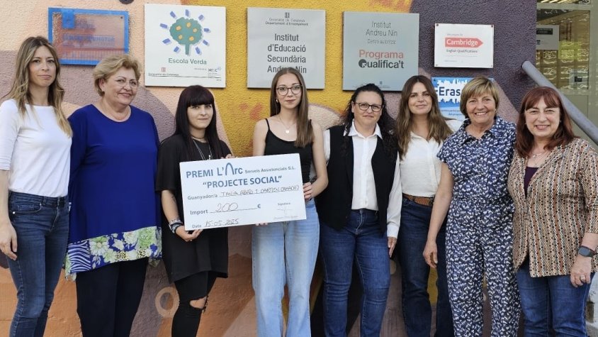 L'Arc Serveis lliura el premi al millor projecte social per a gent gran de l'Institut Andreu Nin del Vendrell