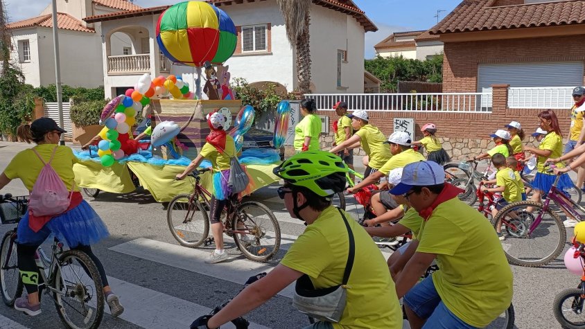La Festa de la Bicicleta del Vendrell pedala “fent pinya”