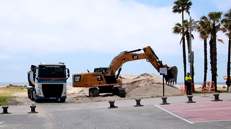 Durant el pròxim mes, s’han previst 1.200 trajectes de camions per transportar uns 20.000 metres cúbics de sorra, procedents de l'acumulació que es forma a llevant del port de Coma-ruga.