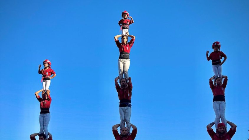 Els Nens del Vendrell obren la Diada de Sant Pere a Calafell amb tres castells de set i més de 150 camises desplaçades