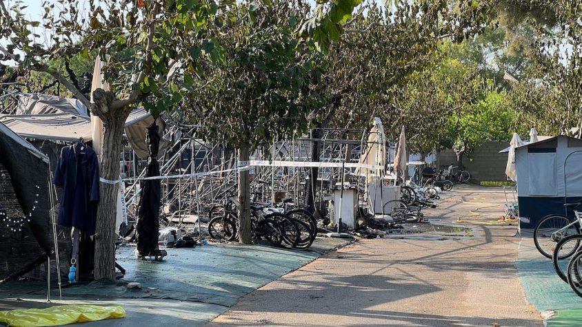 Evacuen més de 1.500 persones d’un càmping del Vendrell per dos incendis que han cremat diverses caravanes i parcel·les