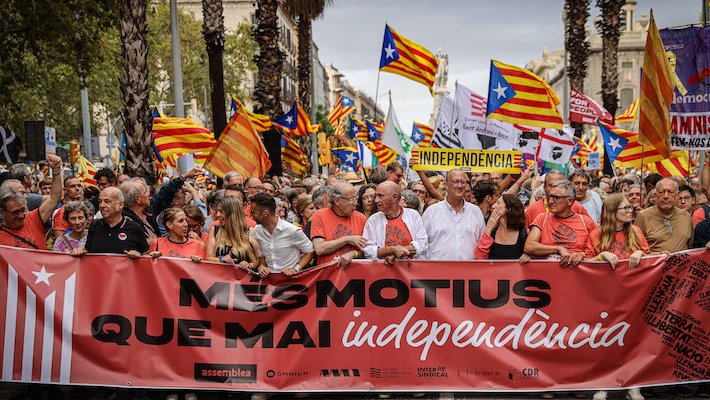 En marxa les manifestacions de la Diada a Barcelona, Girona i Tortosa convocades per l’ANC, Òmnium i altres entitats