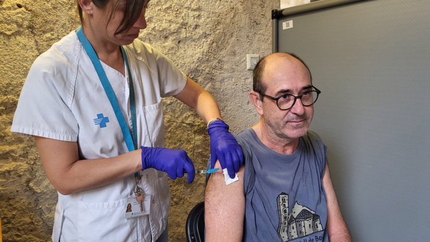 Arrenca la campanya de vacunació contra la grip i la covid-19