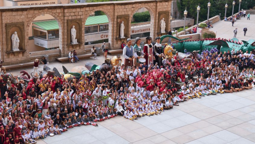 El Vendrell puja en massa a Montserrat per participar al Mil·lenari amb una mostra de la seva cultura popular