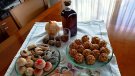 Fer panellets a casa, una tradició a meitat de preu que anar a la pastisseria