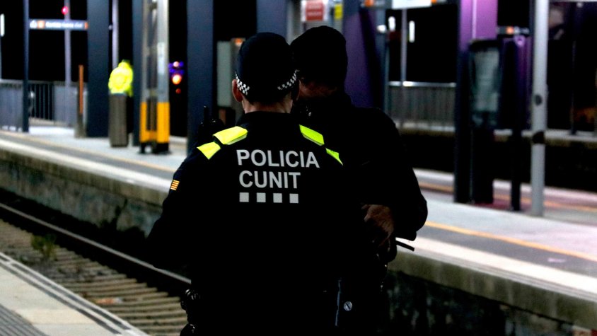 Cunit posa en marxa un dispositiu policial amb drons per evitar que es creuin les vies de tren a l'estació del municipi