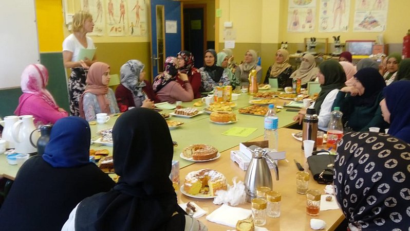 Es lliuren els diplomes a les alumnes del curs d'alfabetització en català per a adults
