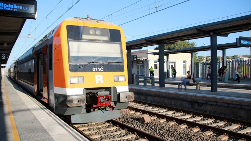 Els joves ja poden registrar-se per aconseguir l’abonament únic de transport per a trens i autobusos estatals