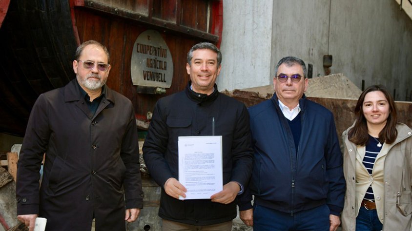 Foto amb el document de l’adquisició (d’esquerra a dreta): Jero Merino, regidor d’Urbanisme; Kenneth Martínez, Alcalde del Vendrell; Joan Pons, president del grup Cevipe, i Mariona Figueras, regidora de Cultura Popular.