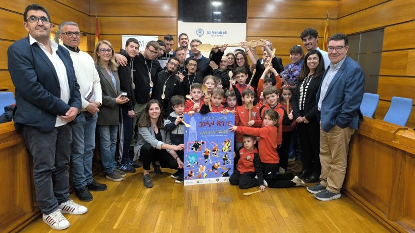 El Vendrell rep la cullera de fusta del torneig d’hoquei Joan Petit