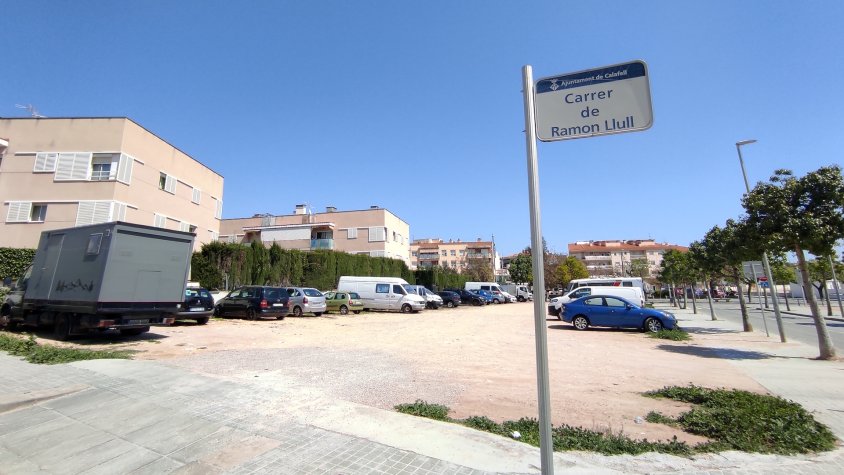 S’aixecaran a la cruïlla dels carrers Ramon Llull i Joan Nin, prop del Poble