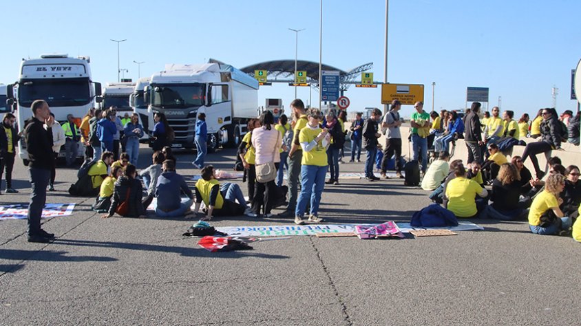 A Tarragona, unes 150 persones han envaït els dos sentits de la marxa i han tallat l'accés al port per l'A-27