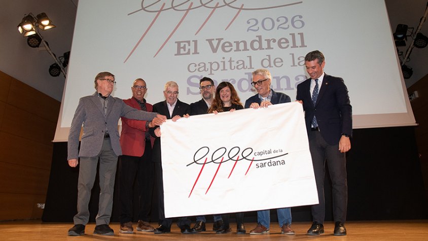 L'Ajuntament d'Olot va fer el traspàs de la bandera a l'Ajuntament del Vendrell