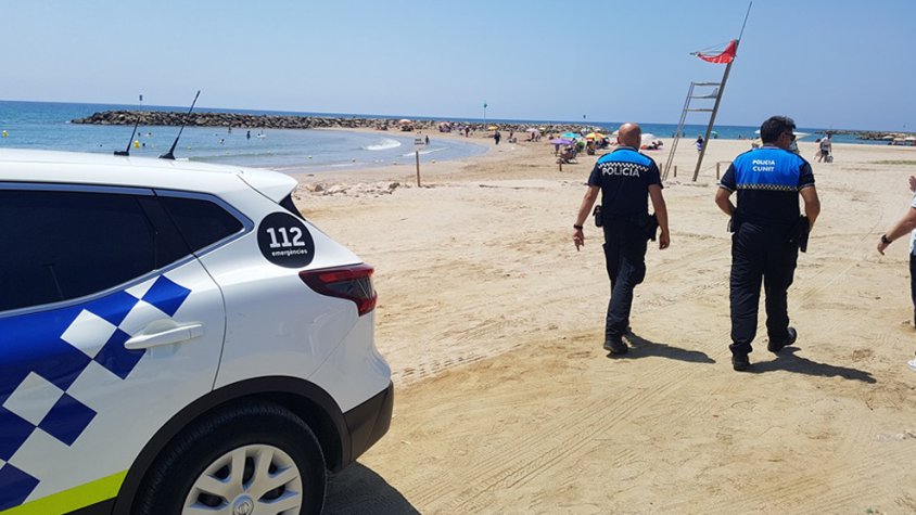 La Policia Local de Cunit a peu de platja