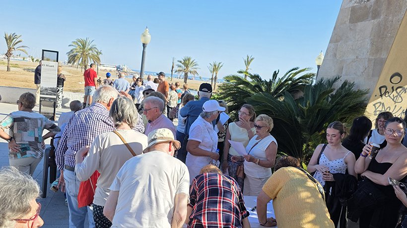 Les veïnes i veïns de Coma-ruga es mobilitzen i recullen 766 signatures en poc més de dues hores per recuperar la bocana del Riuet
