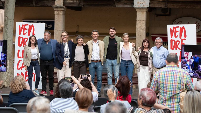 La Plaça Nova s’ha omplert de gom a gom amb més de 150 persones.