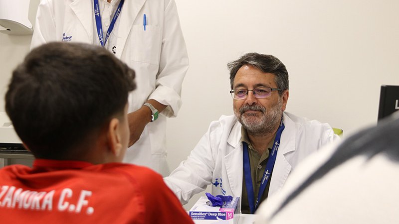 Vall d'Hebron fa la primera cirurgia pediàtrica d'Europa amb un robot que opera a través d'una sola incisió