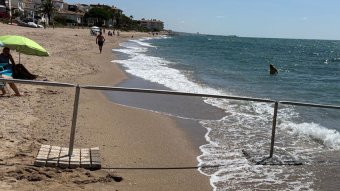 El Vendrell instal·la dues baranes per facilitar l'accés al mar a les platges del Francàs i Sant Salvador