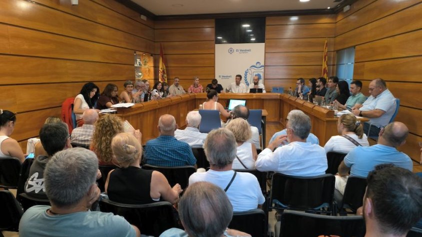 El govern del Vendrell salva en solitari el reglament de productivitat en un ple que aprova quatre mocions de l'oposició